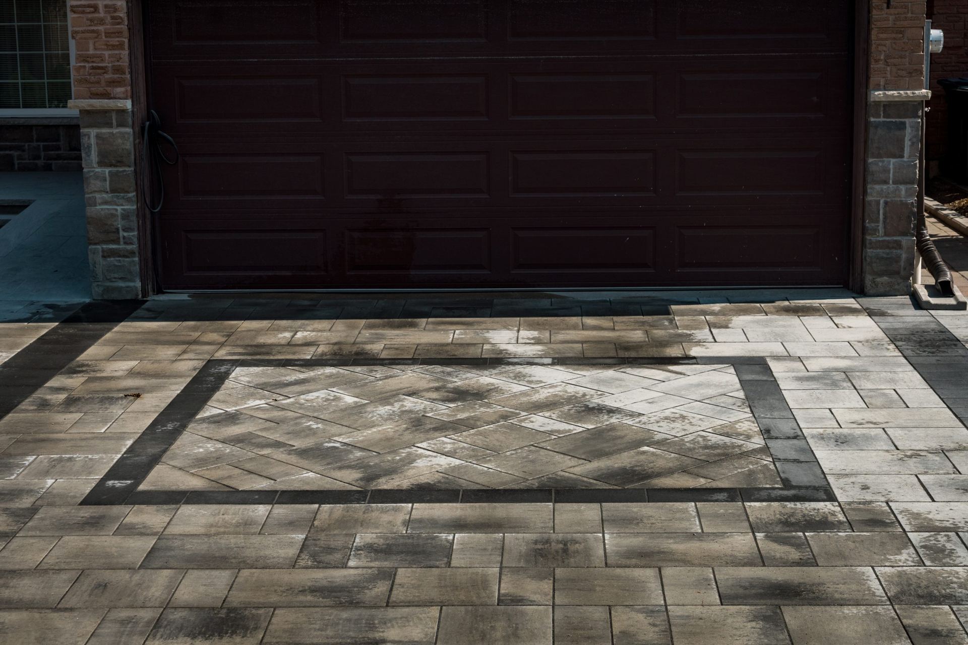 Interlock driveway inlay and border detail